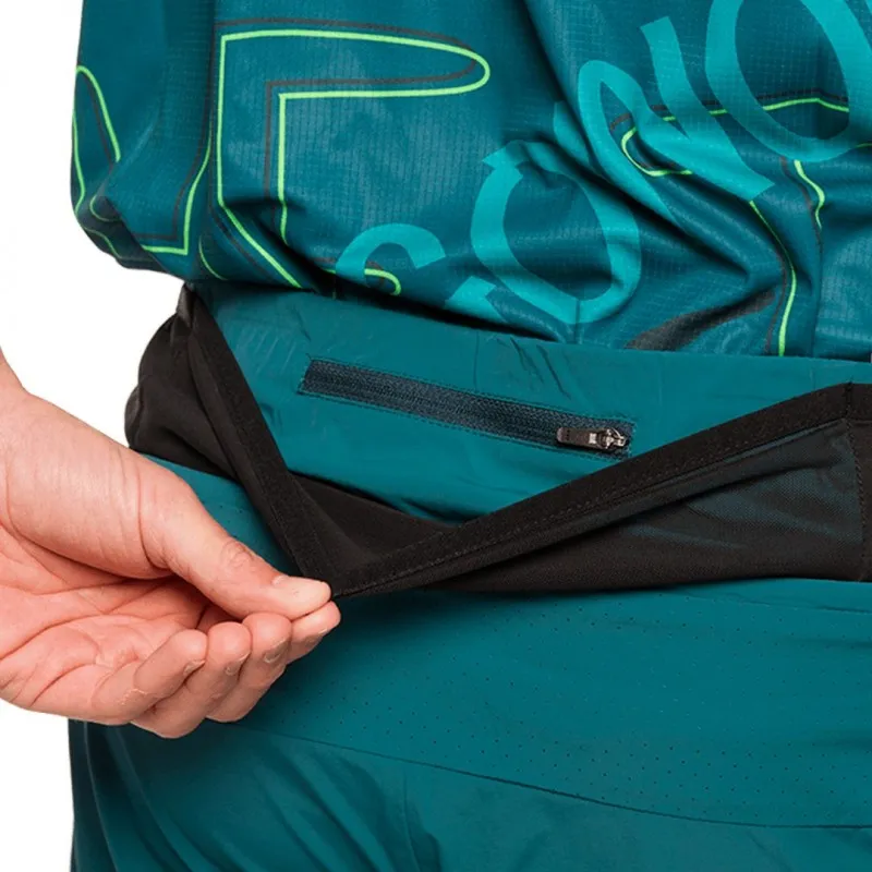 Trangoworld PANTALÓN CORTO GROTTE VERDE OSCURO