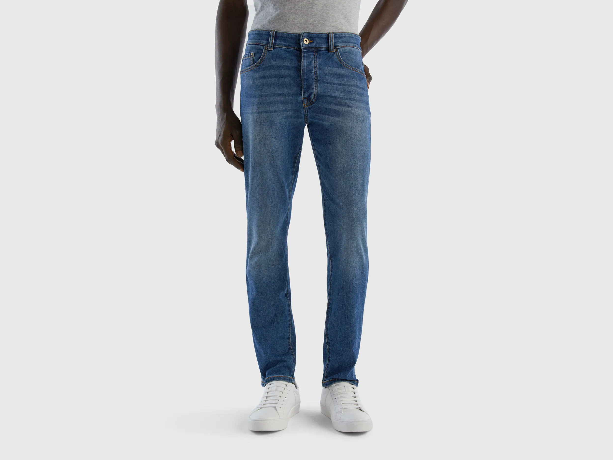 Vaqueros slim fit con cinco bolsillos