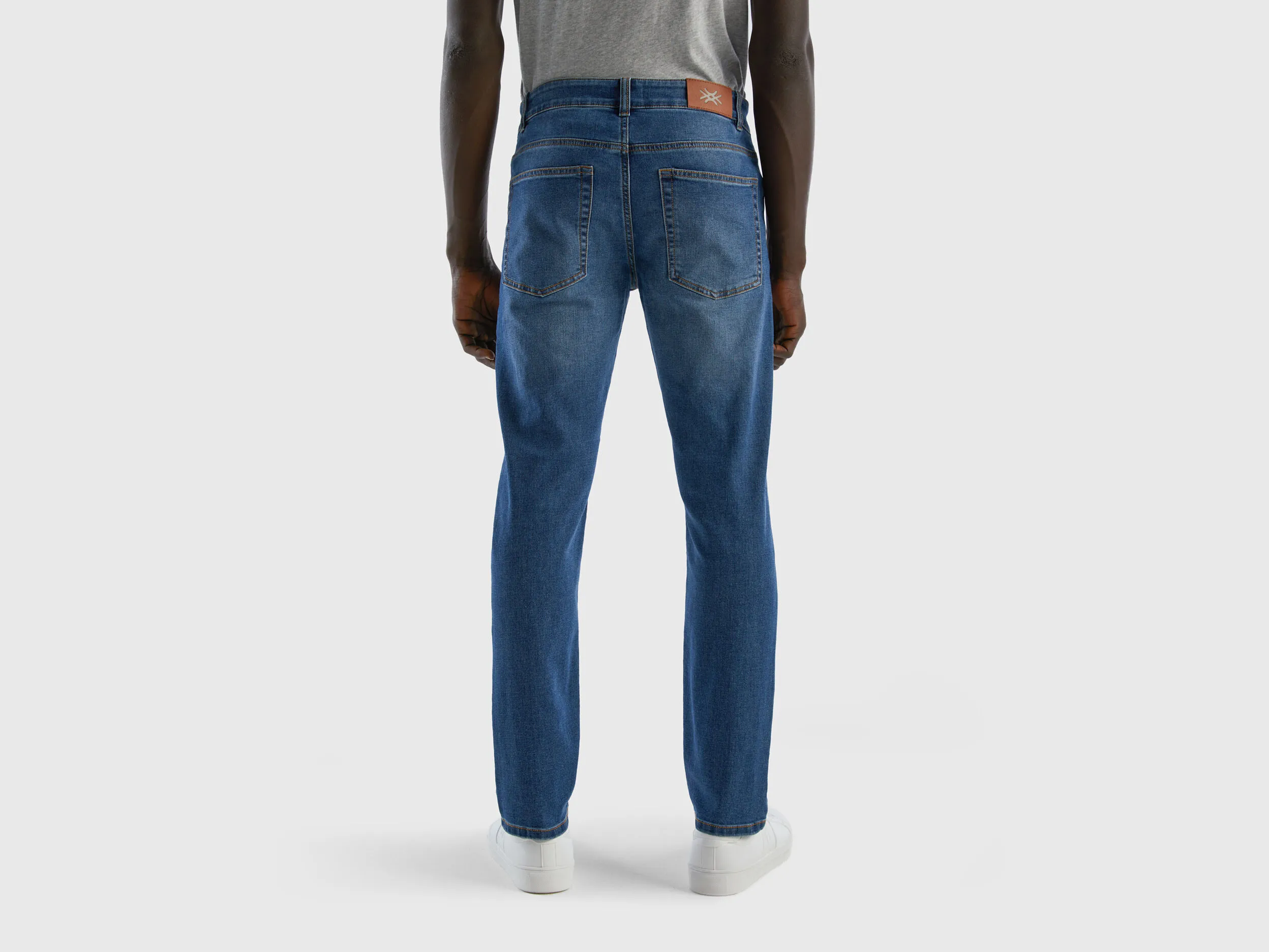 Vaqueros slim fit con cinco bolsillos
