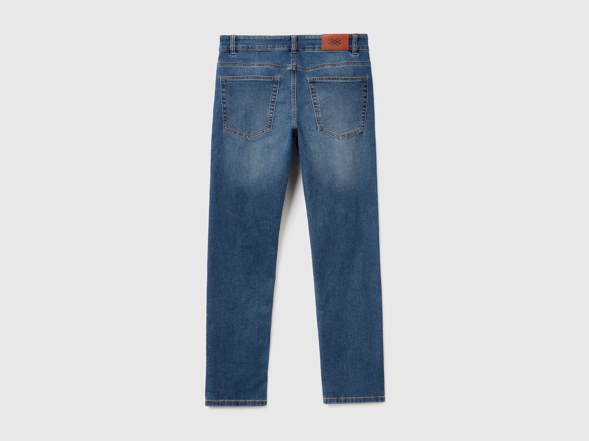 Vaqueros slim fit con cinco bolsillos