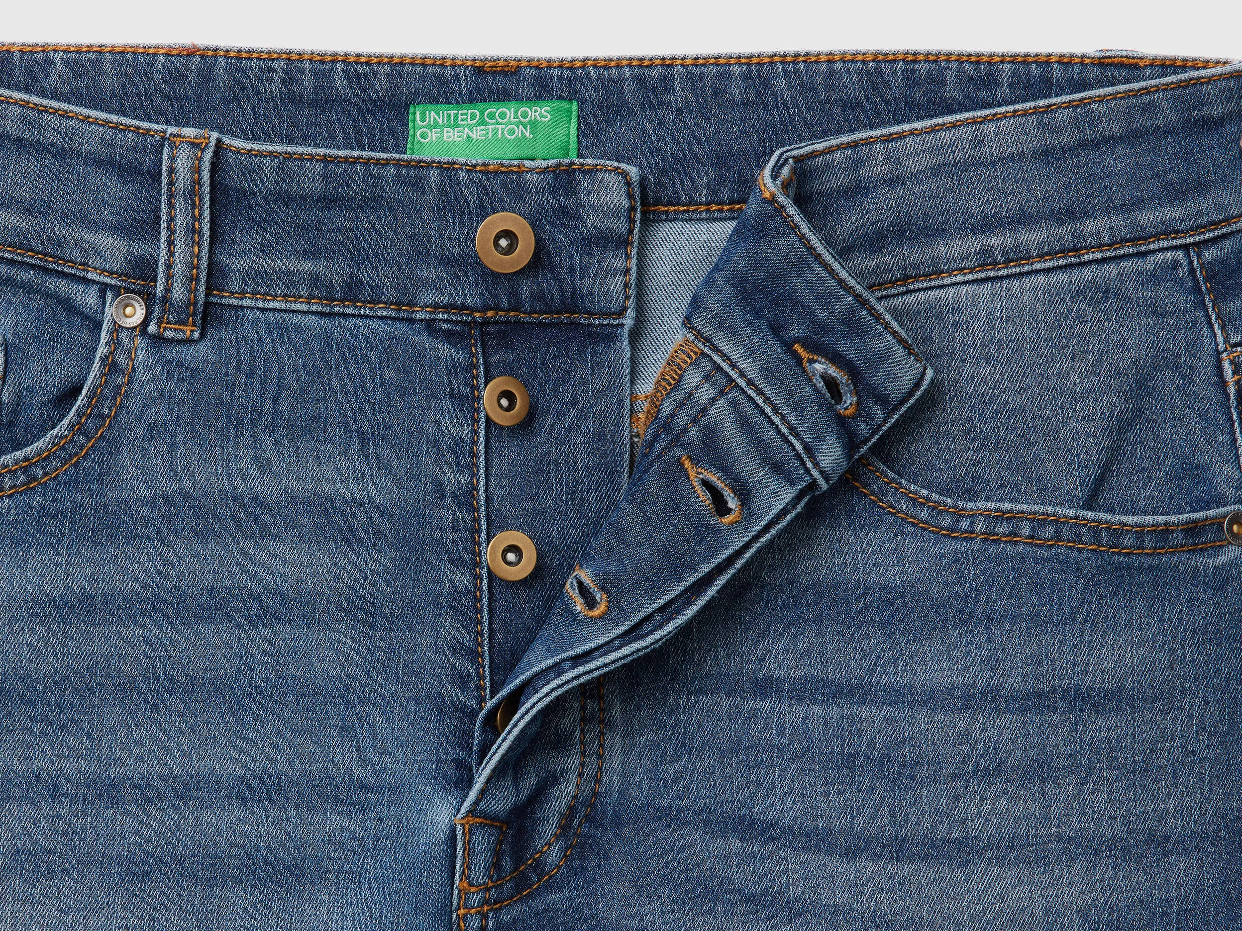 Vaqueros slim fit con cinco bolsillos