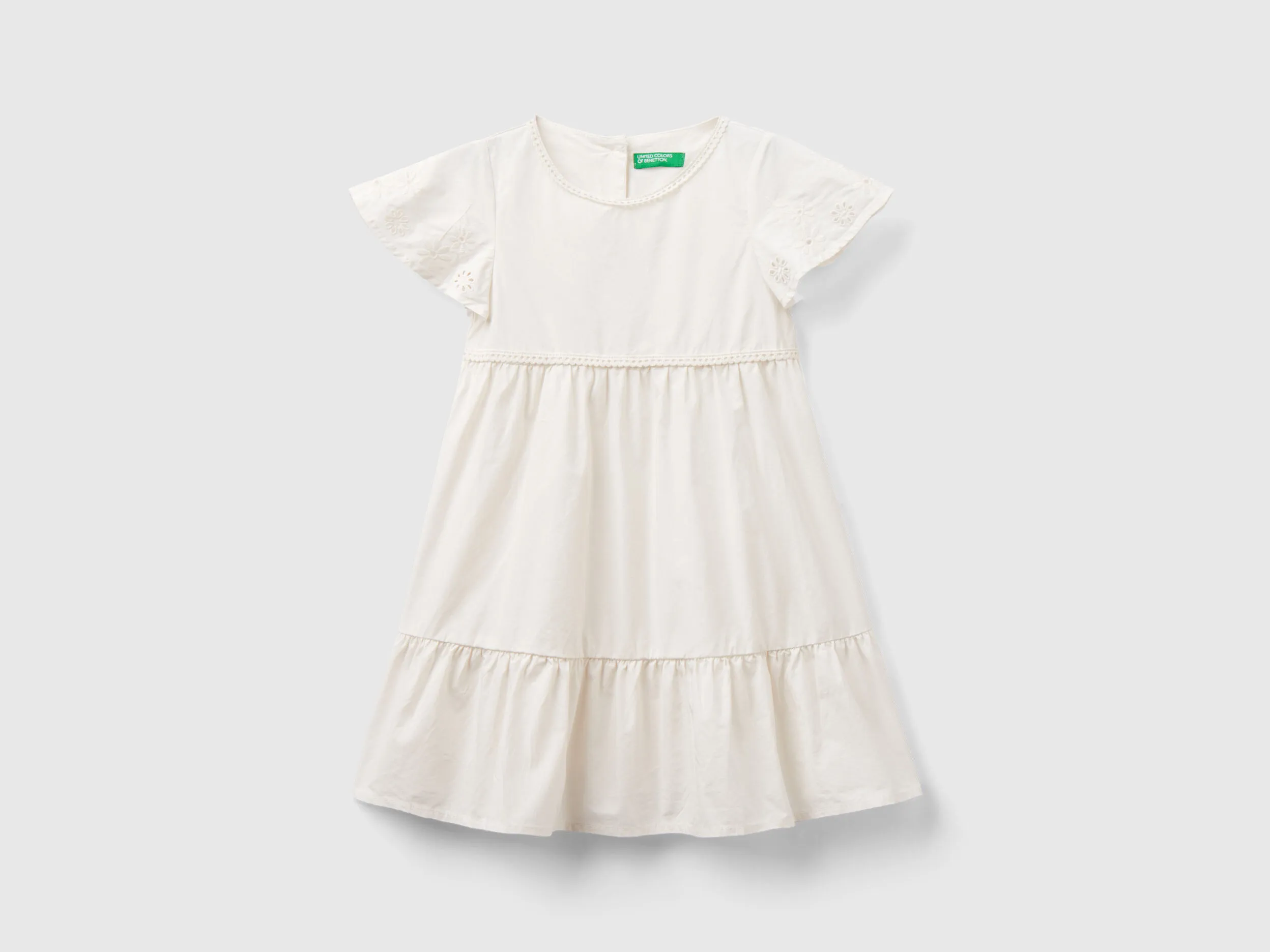 Vestido con bordados y volante