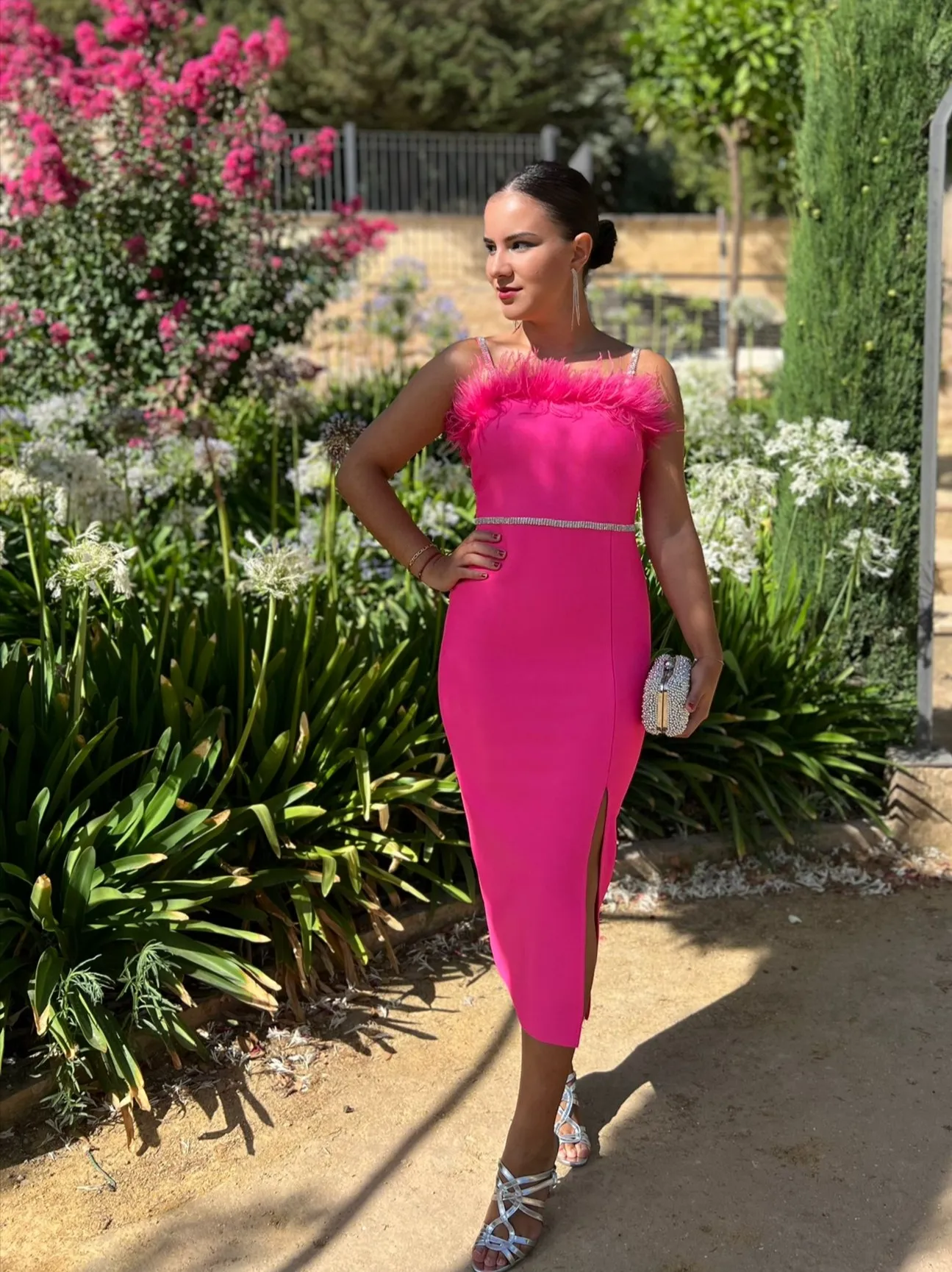 Vestido con escote de plumas