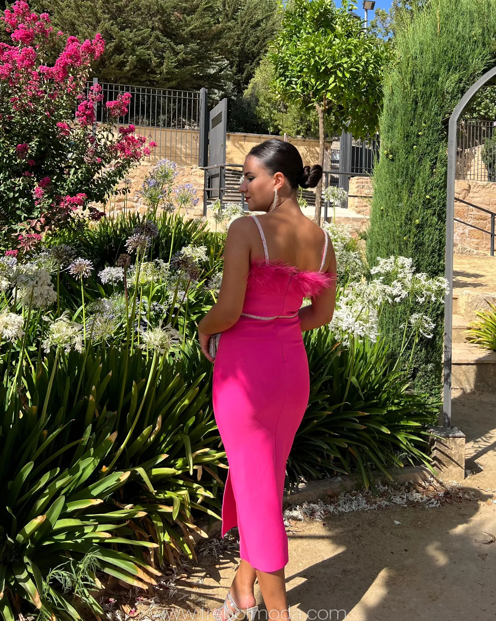 Vestido con escote de plumas