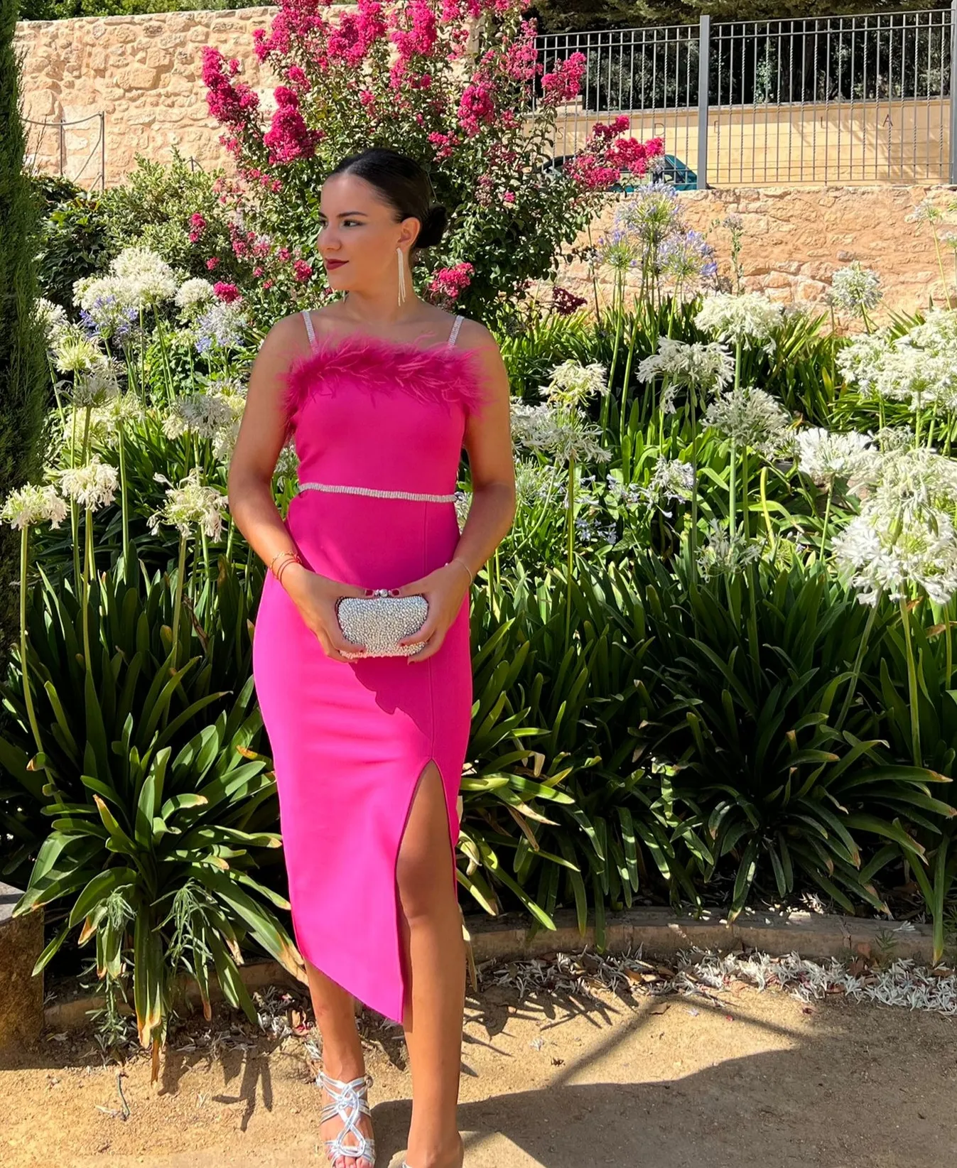 Vestido con escote de plumas