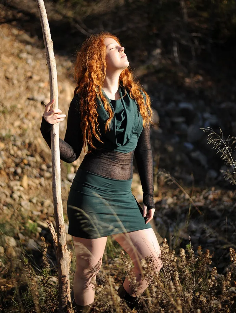 Vestido corto de manga larga con aplicaciones transparentes 