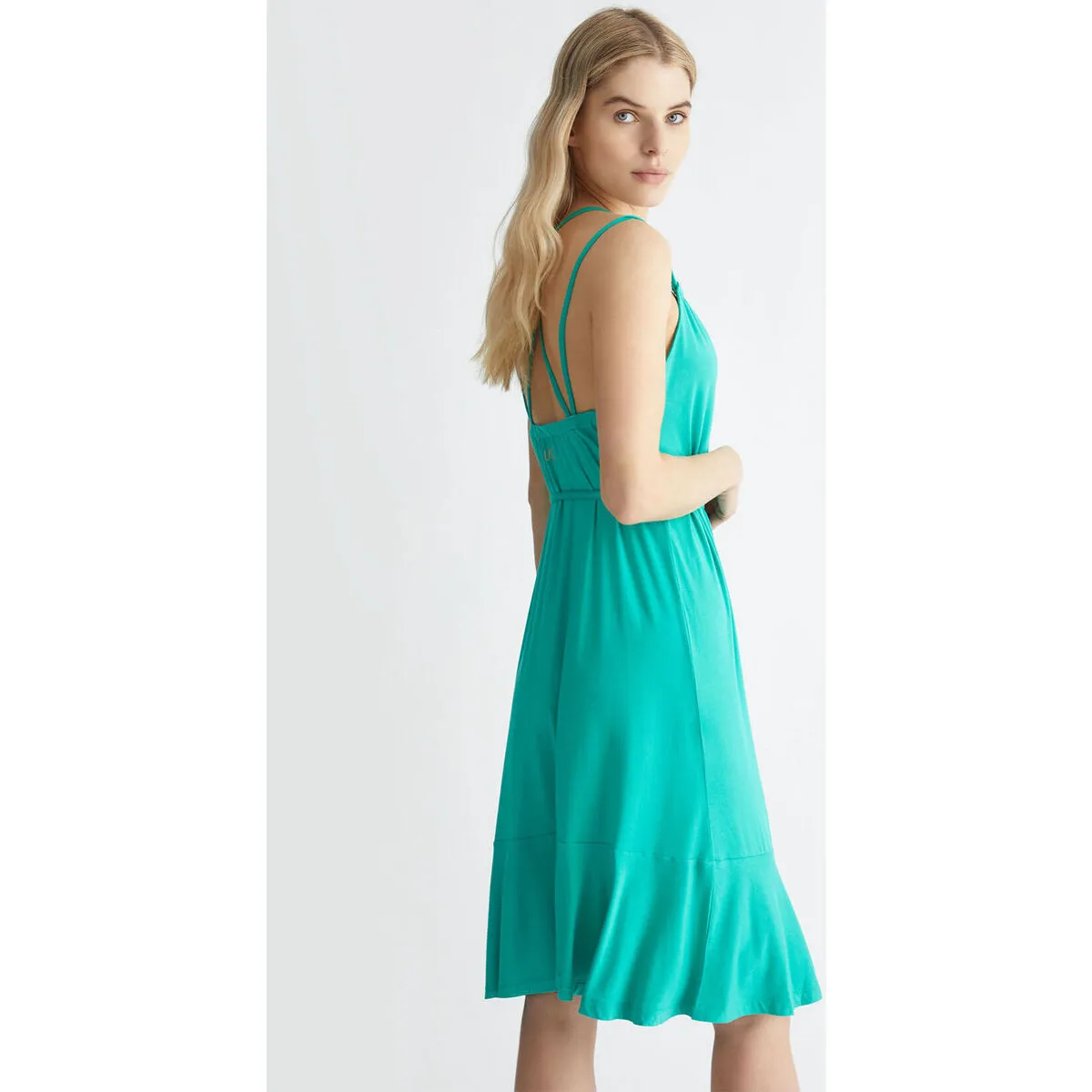Vestido corto verde con detalle cruzado