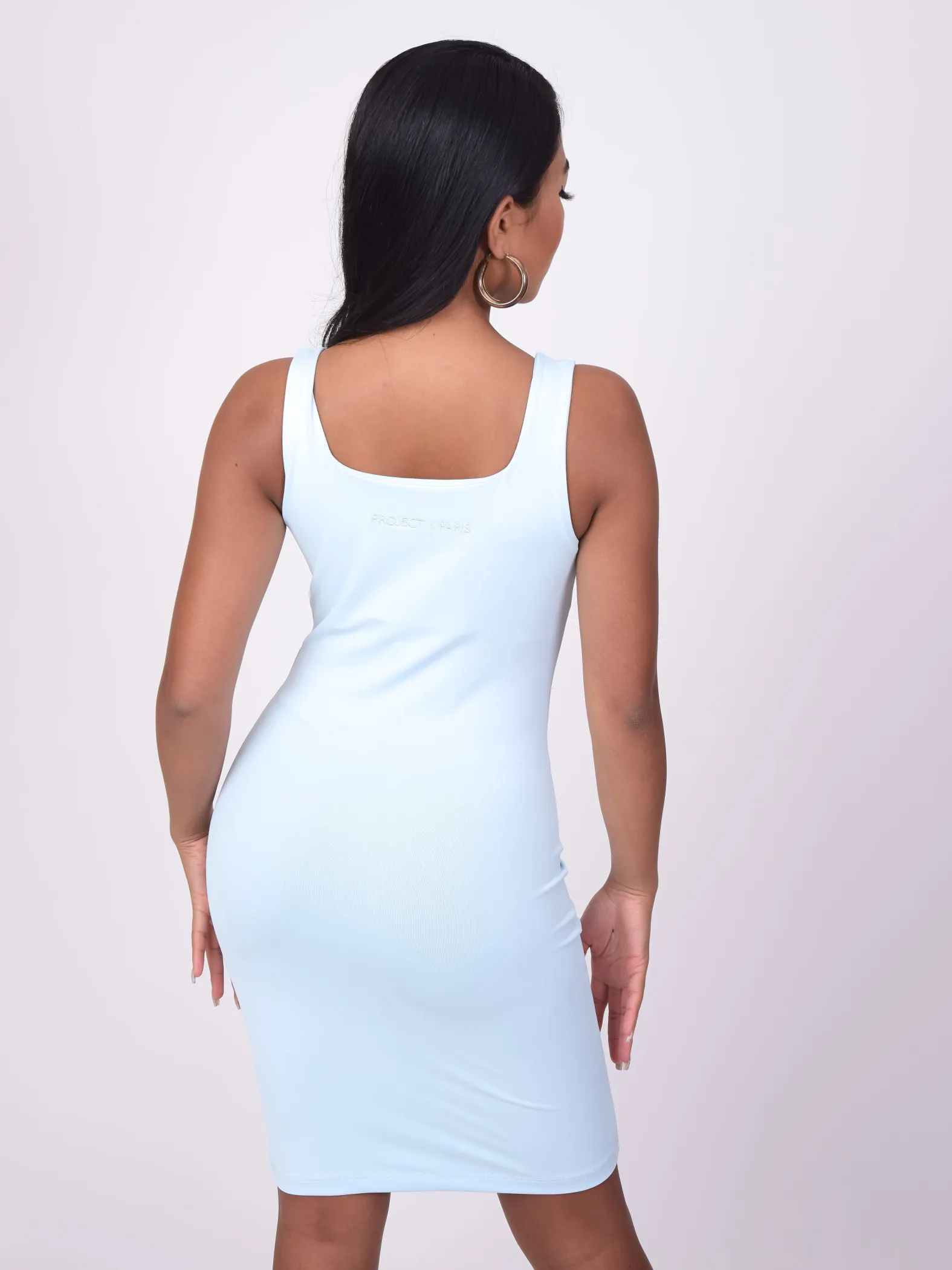 Vestido escotado con detalle de anilla
