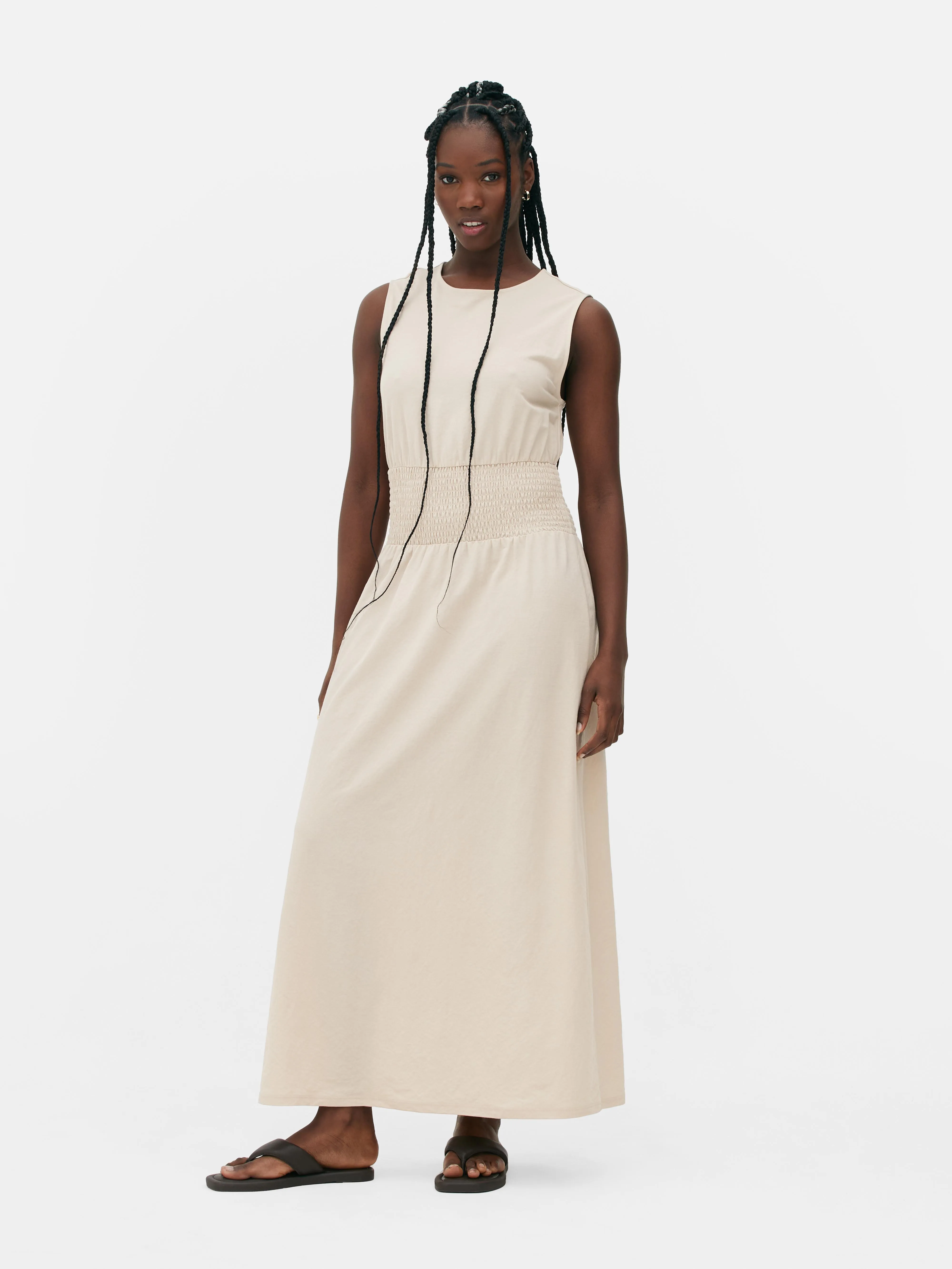 Vestido midi sin mangas de cintura fruncida