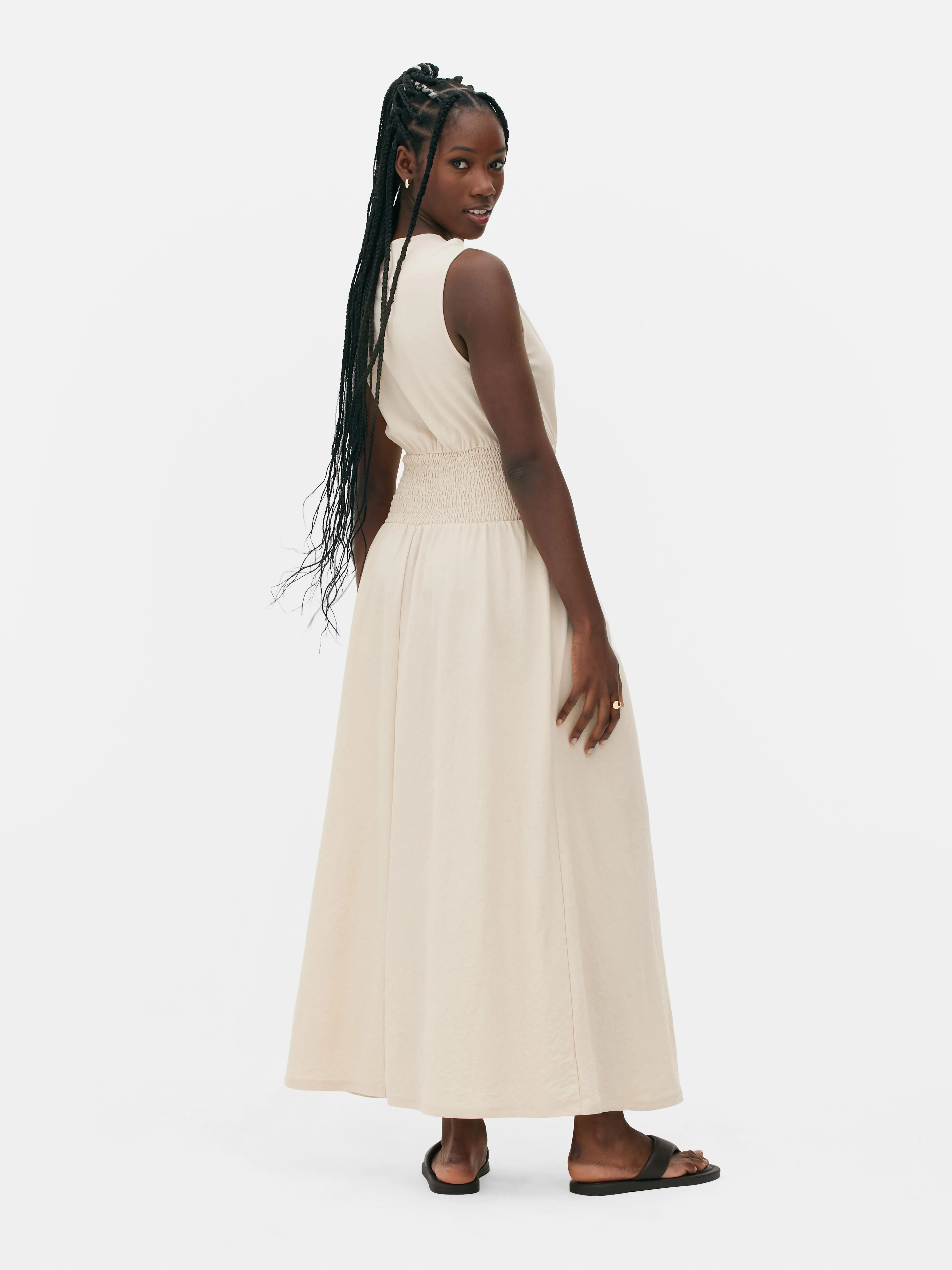 Vestido midi sin mangas de cintura fruncida