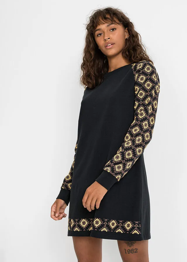 VESTIDO TIPO SUDADERA CON ESTAMPADO NEGROMARRóNAMARILLO