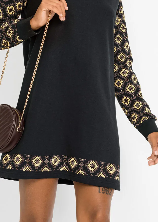 VESTIDO TIPO SUDADERA CON ESTAMPADO NEGROMARRóNAMARILLO