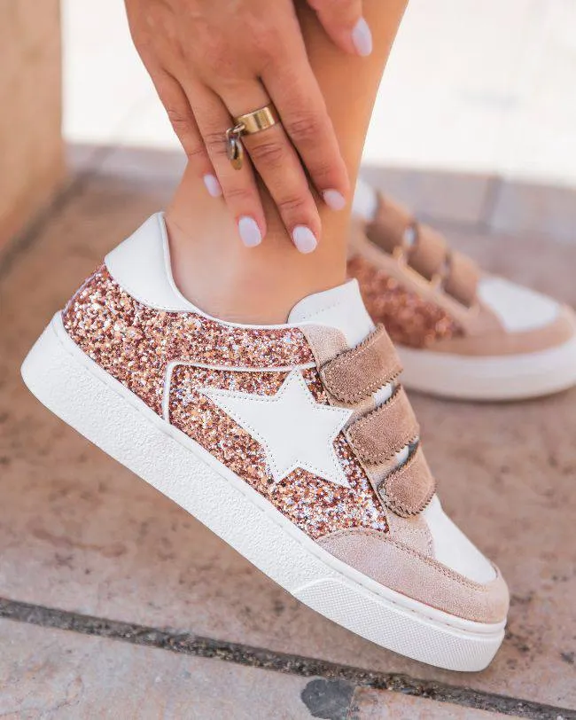 ZAPATILLAS DE MUJER COLOR CHAMPáN CON ESTRELLA DE LENTEJUELAS Y CIERRE DE VELCRO  EDEN
