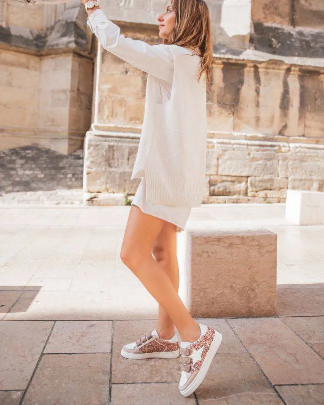 ZAPATILLAS DE MUJER COLOR CHAMPáN CON ESTRELLA DE LENTEJUELAS Y CIERRE DE VELCRO  EDEN