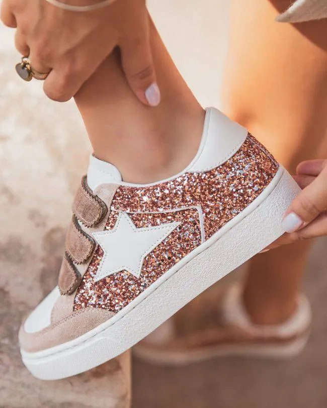 ZAPATILLAS DE MUJER COLOR CHAMPáN CON ESTRELLA DE LENTEJUELAS Y CIERRE DE VELCRO  EDEN