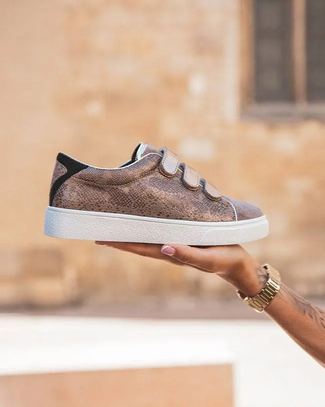 ZAPATILLAS DE MUJER EN COLOR TOPO CON CIERRE DE VELCRO  MADDY