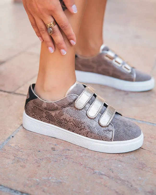 ZAPATILLAS DE MUJER EN COLOR TOPO CON CIERRE DE VELCRO  MADDY