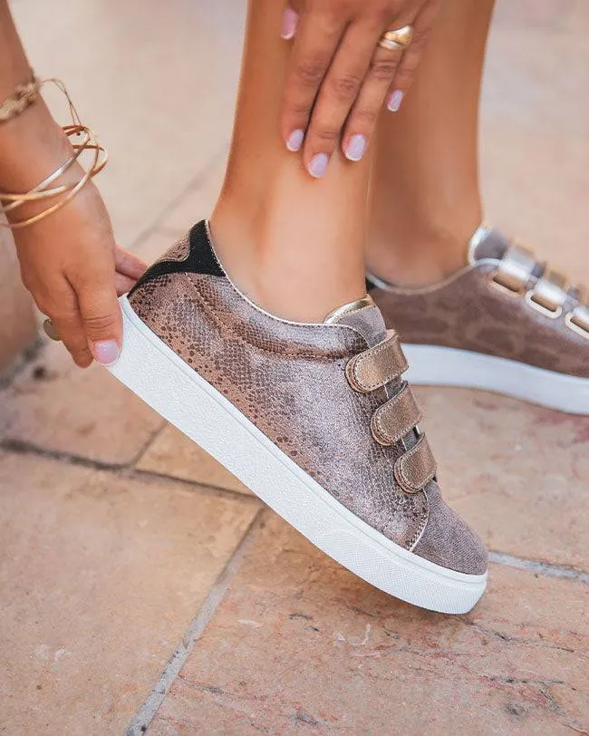 ZAPATILLAS DE MUJER EN COLOR TOPO CON CIERRE DE VELCRO  MADDY
