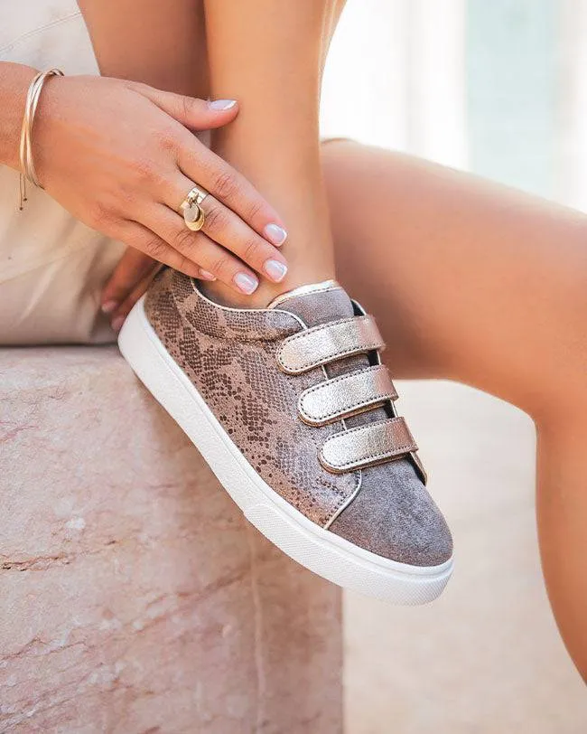 ZAPATILLAS DE MUJER EN COLOR TOPO CON CIERRE DE VELCRO  MADDY