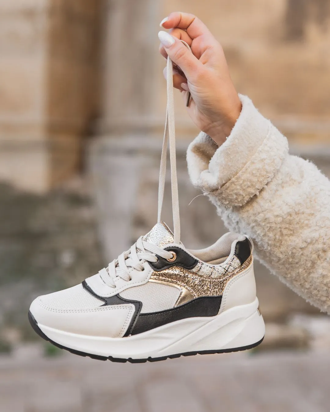 ZAPATILLAS DE MUJER NEGRAS CON SUELA GRUESA  HONORINE