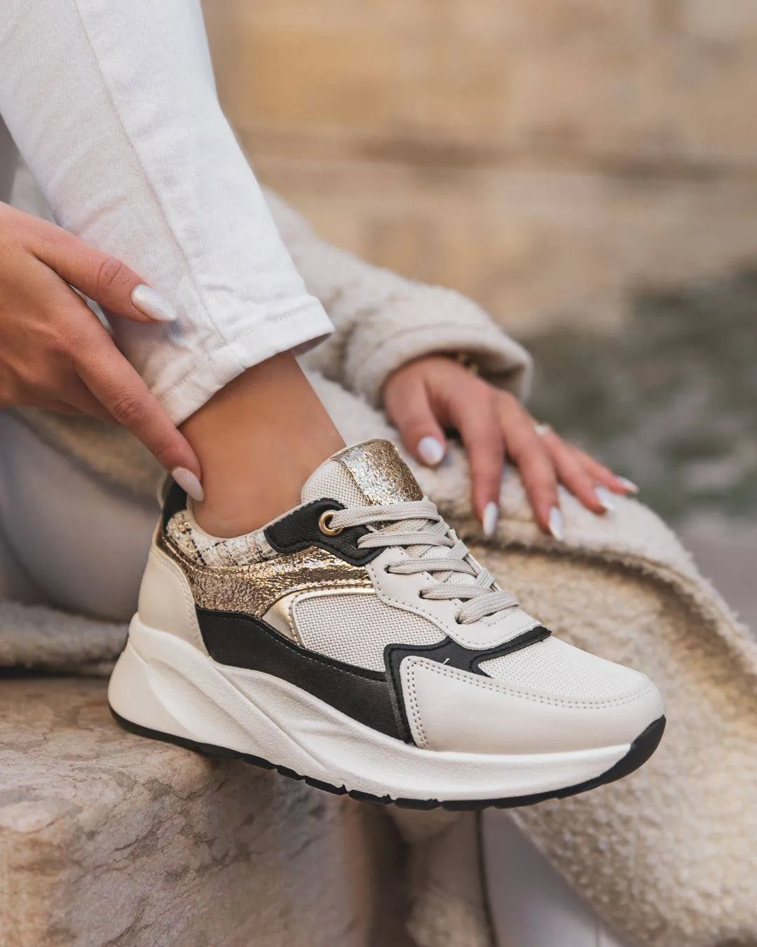 ZAPATILLAS DE MUJER NEGRAS CON SUELA GRUESA  HONORINE