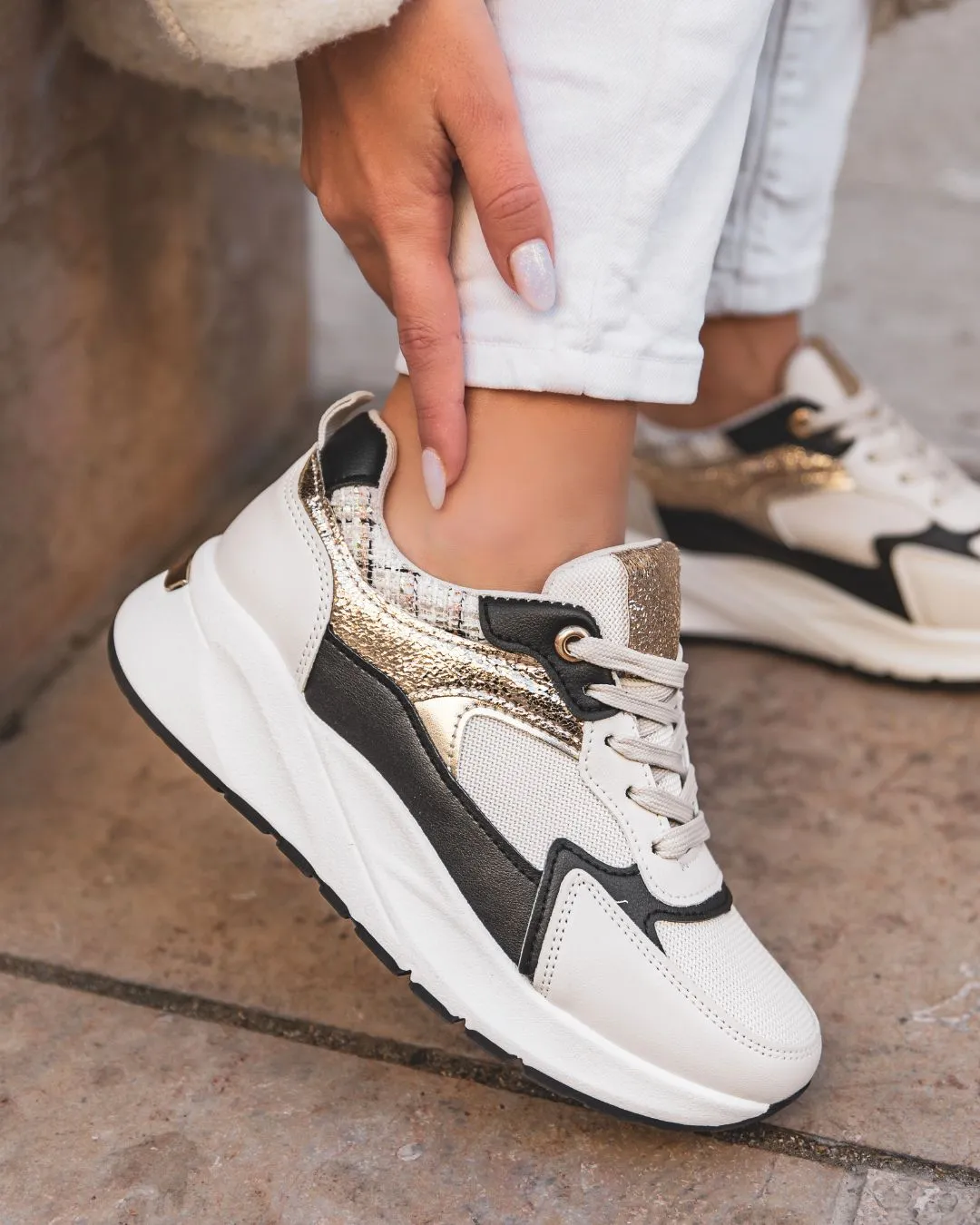 ZAPATILLAS DE MUJER NEGRAS CON SUELA GRUESA  HONORINE
