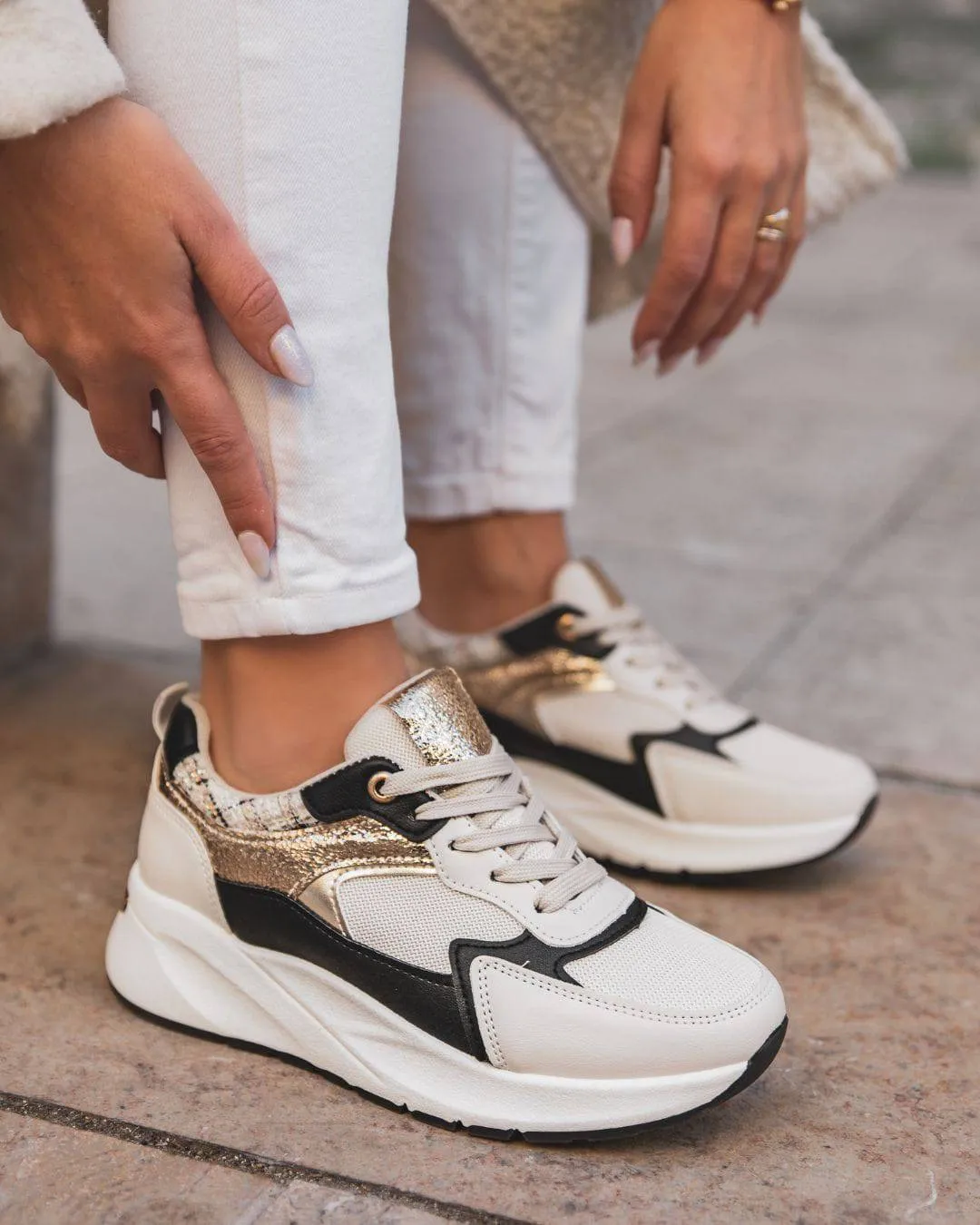 ZAPATILLAS DE MUJER NEGRAS CON SUELA GRUESA  HONORINE