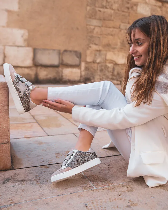 ZAPATILLAS DEPORTIVAS DE MUJER EN COLOR TOPO CON LENTEJUELAS Y CIERRE DE VELCRO  LOUISE