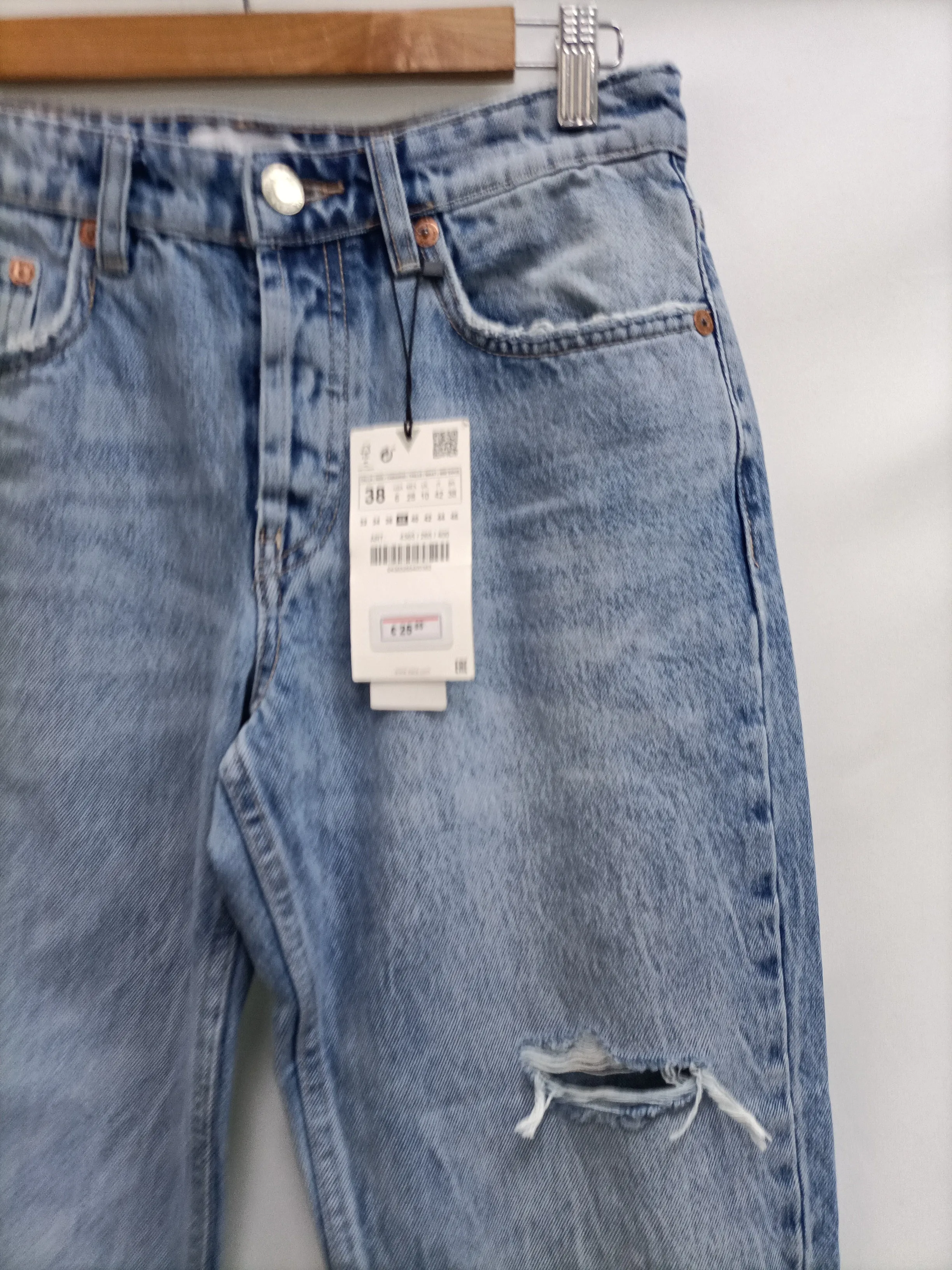 ZARA. Jesns recto rotos T.38