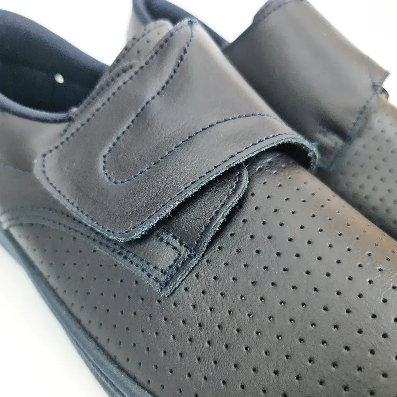 Zuecos Sanitarios Hombre Piel Perforada Cierre Velcro Anatómicos 293 Marino, de Percla